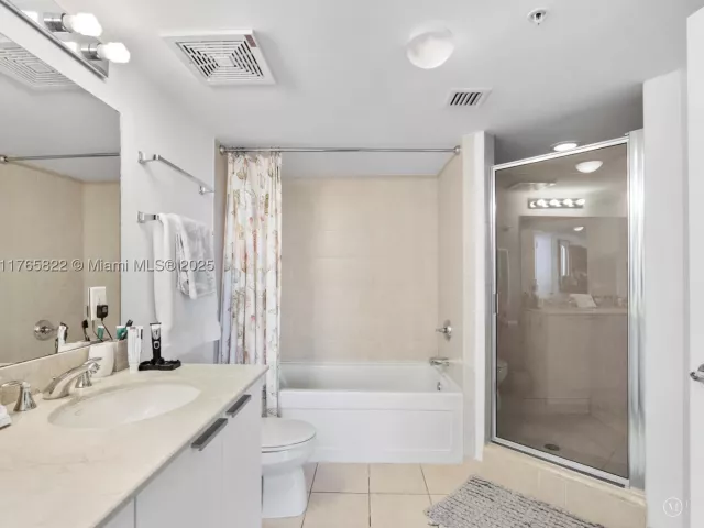 1-bedroom condo for sale in Sunny Isles Beach - 16699 Collins Ave 3710 - MondialRealty