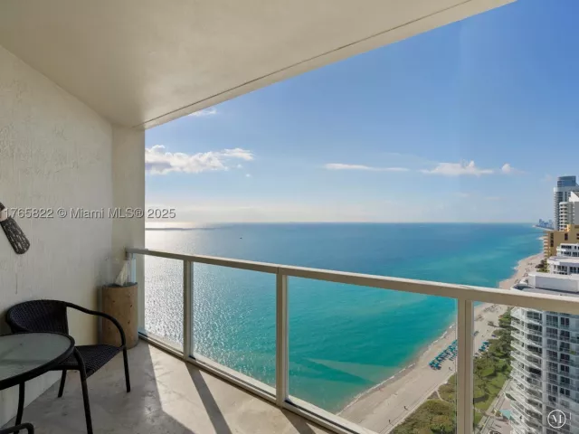 1-bedroom condo for sale in Sunny Isles Beach - 16699 Collins Ave 3710 - MondialRealty