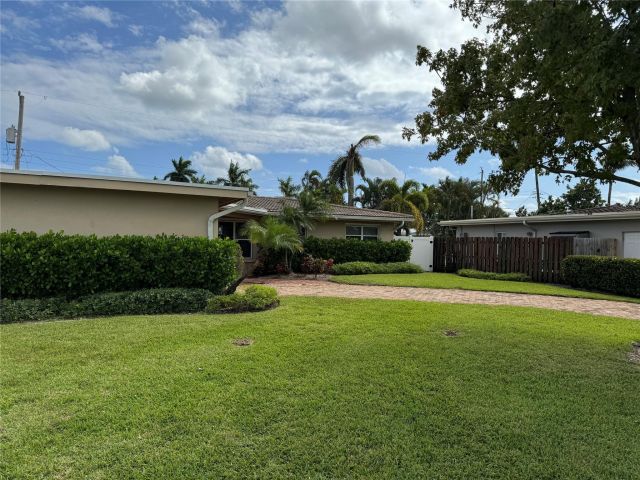 Home for sale at 1320 SE 4th Ave - photo 5711083