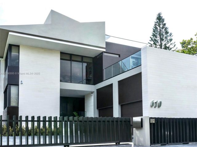 Home for sale at 610 Harbor Cir - photo 5713892