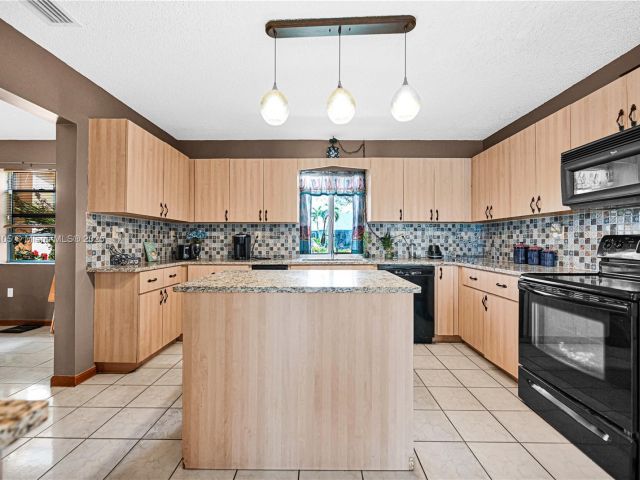 Home for sale at 1500 SW 98th Ave - photo 5815763