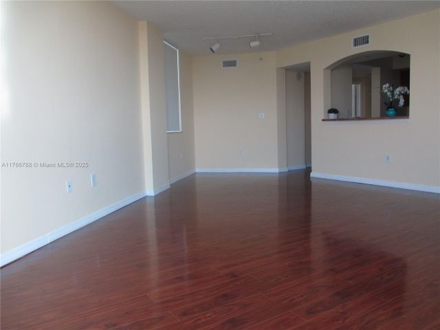 Apartment for rent  Unit #1021 - photo 5773240