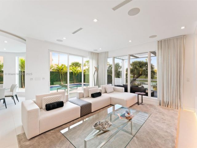 Home for rent at 10561 NW 67th Ter 10561 - photo 5725266