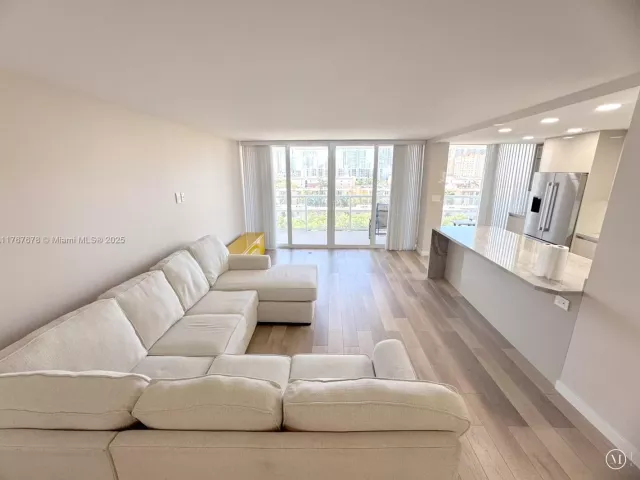 Apartment for sale  Unit #1015 - photo 5735368