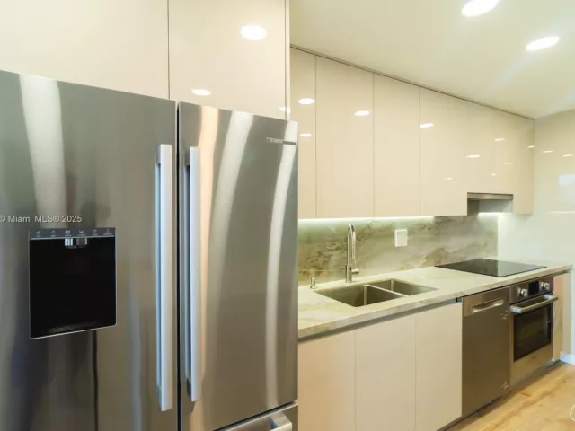 Apartment for sale  Unit #1015 - photo 5735357