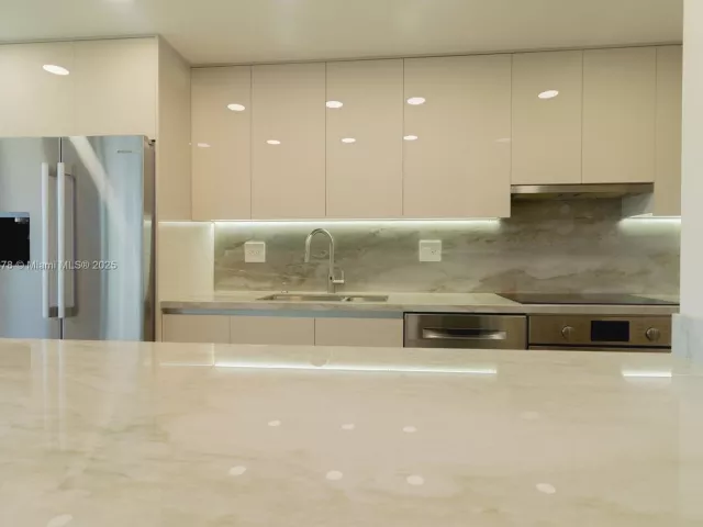 Apartment for sale  Unit #1015 - photo 5735358