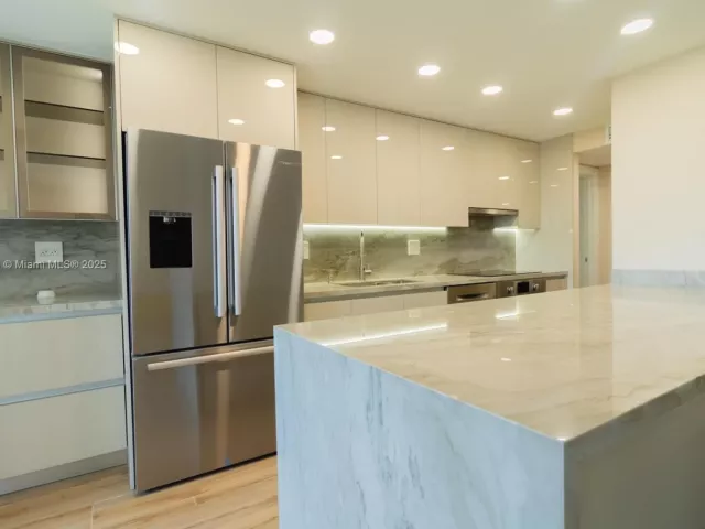 Apartment for sale  Unit #1015 - photo 5735359