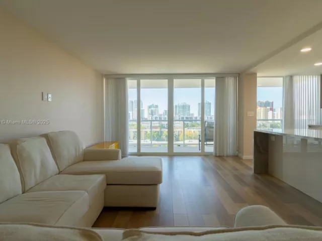 Apartment for sale  Unit #1015 - photo 5735361