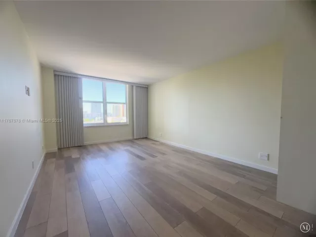 Apartment for sale  Unit #1015 - photo 5735363