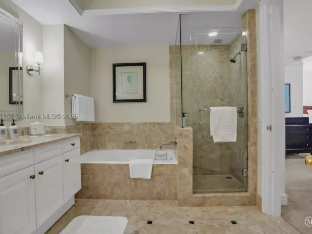 2-bedroom condo for rent in Miami - 1435 Brickell Ave 3607 - MondialRealty