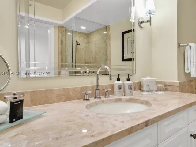 2-bedroom condo for rent in Miami - 1435 Brickell Ave 3607 - MondialRealty