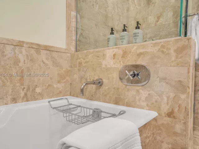 2-bedroom condo for rent in Miami - 1435 Brickell Ave 3607 - MondialRealty