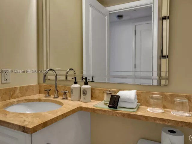 2-bedroom condo for rent in Miami - 1435 Brickell Ave 3607 - MondialRealty
