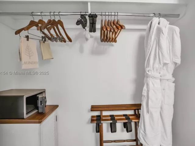 2-bedroom condo for rent in Miami - 1435 Brickell Ave 3607 - MondialRealty