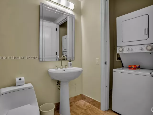2-bedroom condo for rent in Miami - 1435 Brickell Ave 3607 - MondialRealty