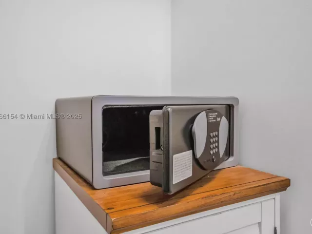 2-bedroom condo for rent in Miami - 1435 Brickell Ave 3607 - MondialRealty