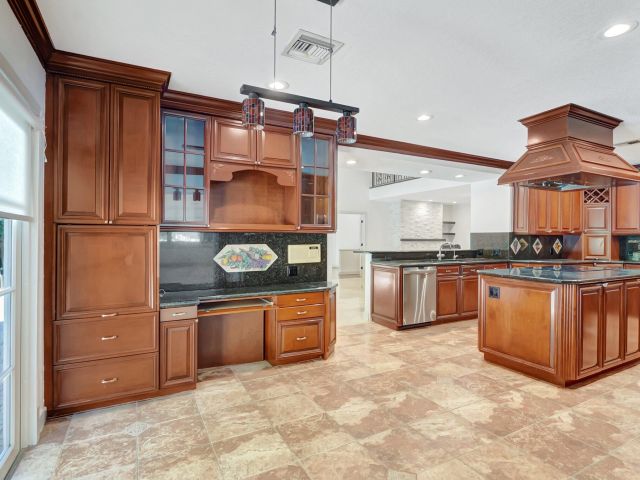 Home for sale at 930 N Parkside Circle N - photo 5822588