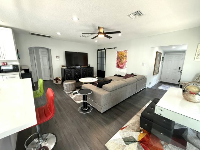 Home for rent at 615 SW 9 Street - photo 5760303