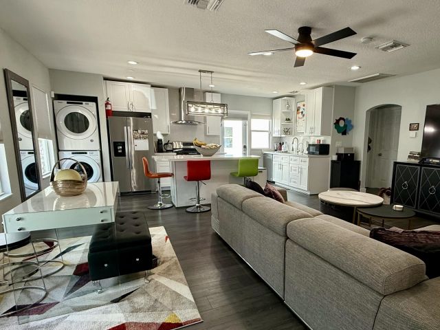 Home for rent at 615 SW 9 Street - photo 5760304