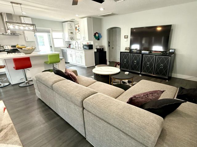 Home for rent at 615 SW 9 Street - photo 5760314