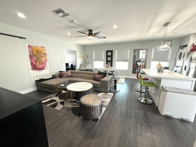 Home for rent at 615 SW 9 Street - photo 5760315