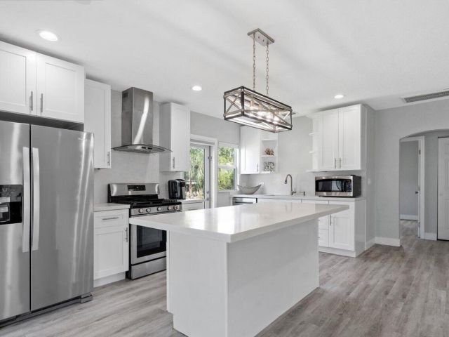 Home for rent at 615 SW 9 Street - photo 5760316