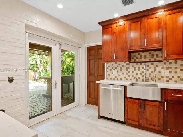 3-bedroom home for sale in Fort Lauderdale - 2725 NE 21st Ave - MondialRealty