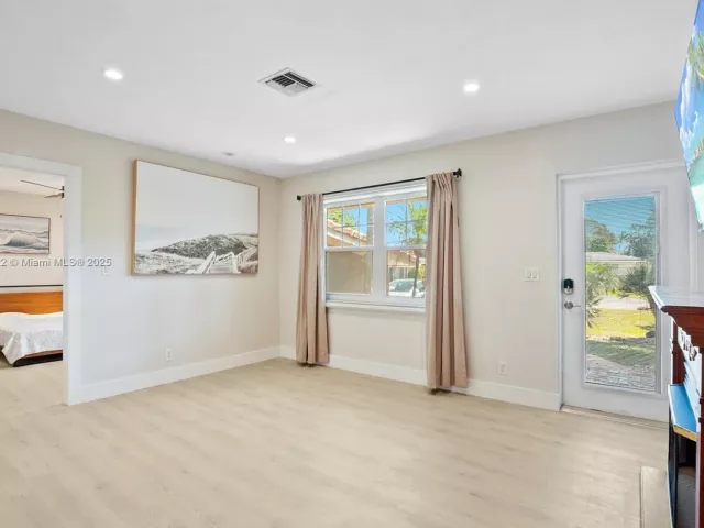 3-bedroom home for sale in Fort Lauderdale - 2725 NE 21st Ave - MondialRealty