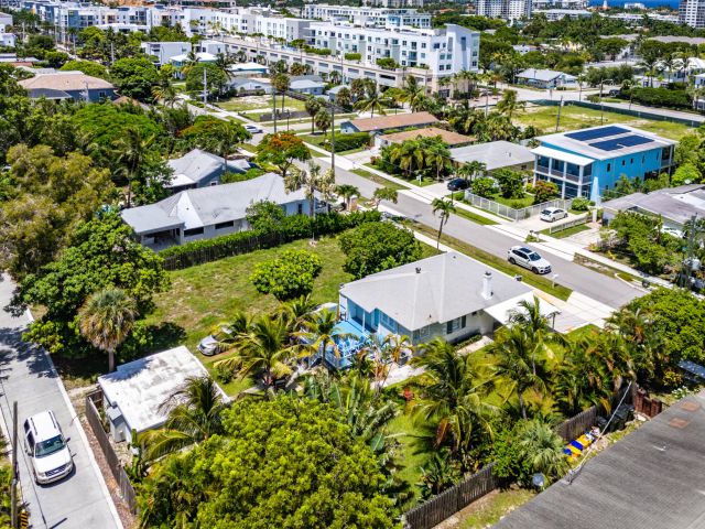 Home for sale at 320 SE 4th Avenue - photo 5794098