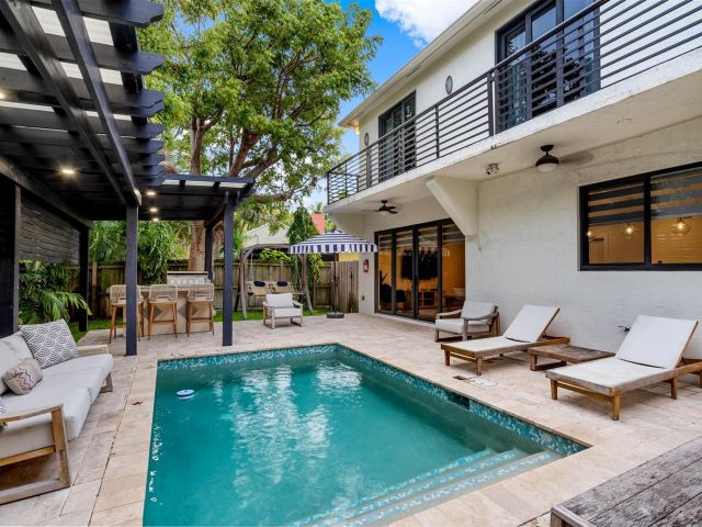 Home for sale at 605 NE 15th Ave - photo 5802934