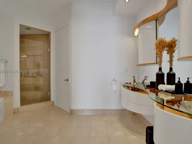 3-bedroom condo for sale in Sunny Isles Beach - 18101 Collins Ave 3504 - MondialRealty