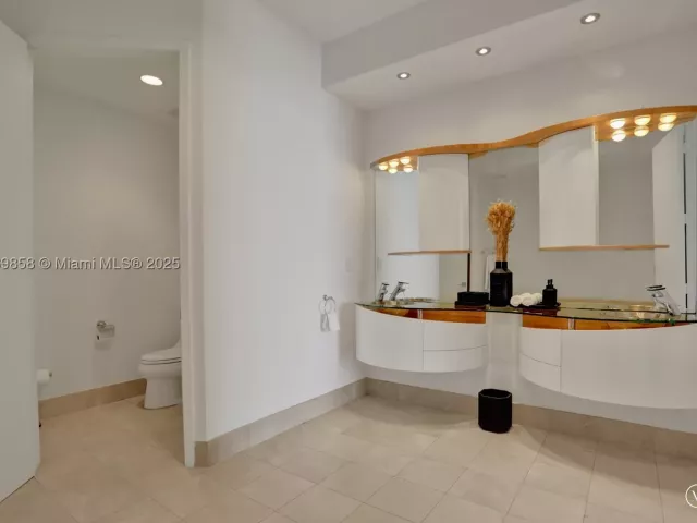 3-bedroom condo for sale in Sunny Isles Beach - 18101 Collins Ave 3504 - MondialRealty