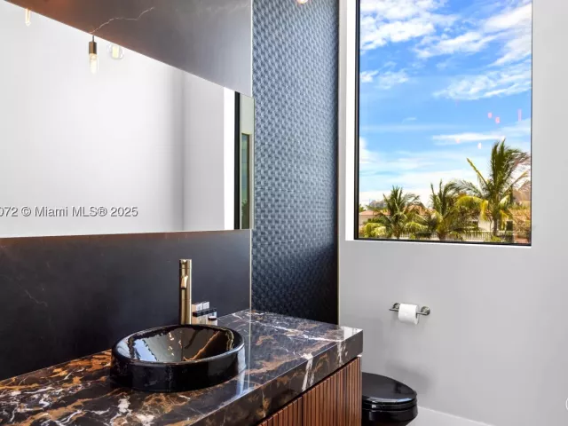 7-bedroom home for rent in Fort Lauderdale - 1400 Bayview Dr - MondialRealty