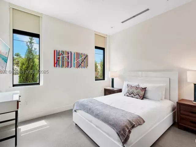 7-bedroom home for rent in Fort Lauderdale - 1400 Bayview Dr - MondialRealty