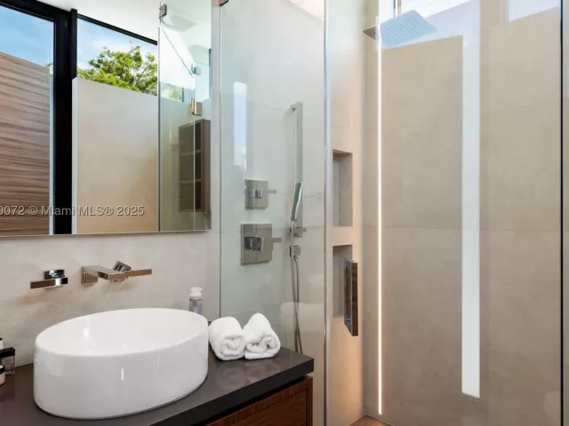 7-bedroom home for rent in Fort Lauderdale - 1400 Bayview Dr - MondialRealty