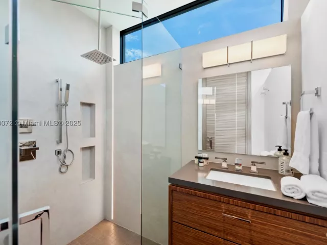7-bedroom home for rent in Fort Lauderdale - 1400 Bayview Dr - MondialRealty