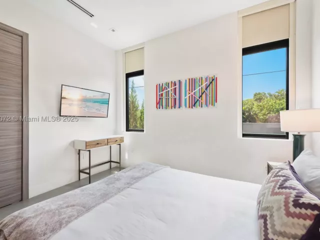 7-bedroom home for rent in Fort Lauderdale - 1400 Bayview Dr - MondialRealty