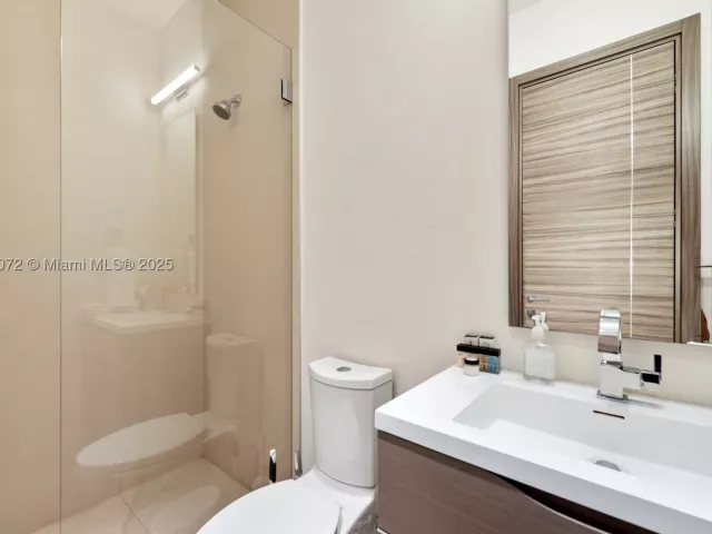 7-bedroom home for rent in Fort Lauderdale - 1400 Bayview Dr - MondialRealty