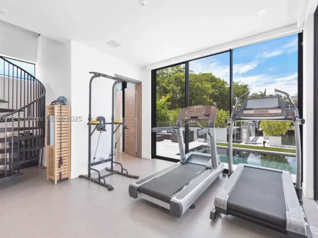 7-bedroom home for rent in Fort Lauderdale - 1400 Bayview Dr - MondialRealty