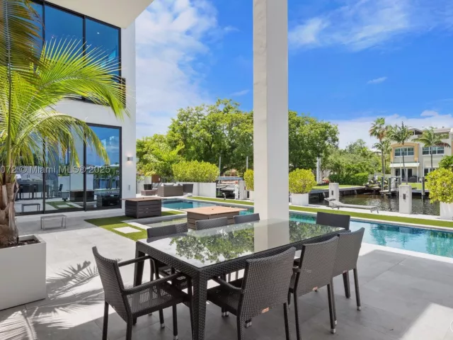 7-bedroom home for rent in Fort Lauderdale - 1400 Bayview Dr - MondialRealty