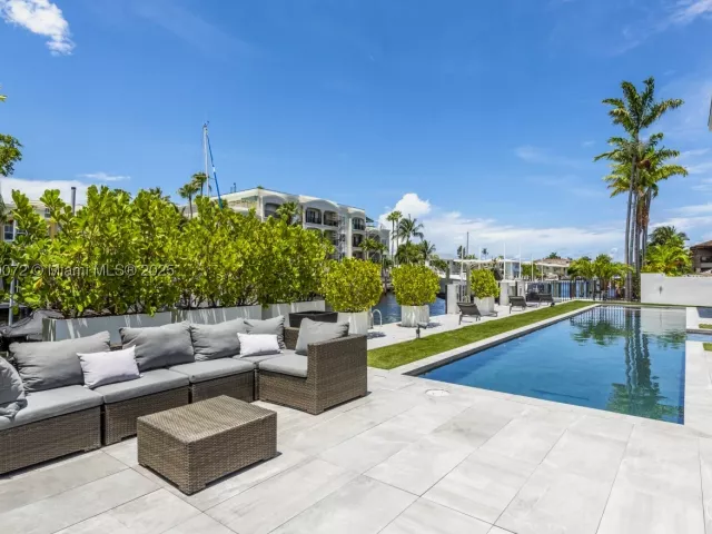 7-bedroom home for rent in Fort Lauderdale - 1400 Bayview Dr - MondialRealty