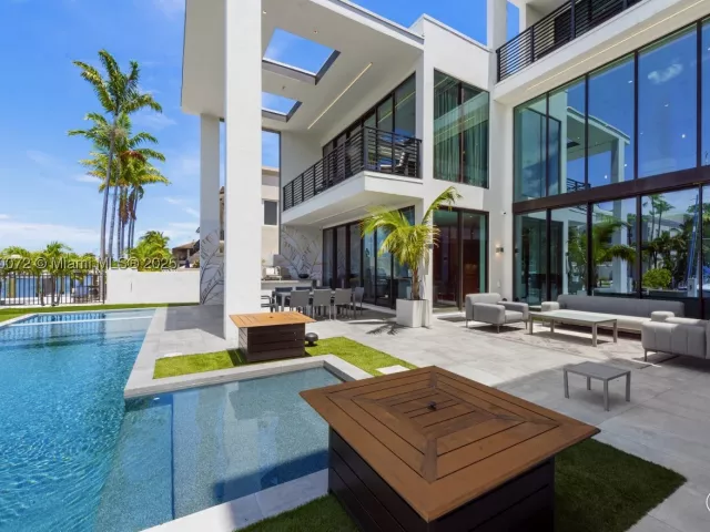 7-bedroom home for rent in Fort Lauderdale - 1400 Bayview Dr - MondialRealty