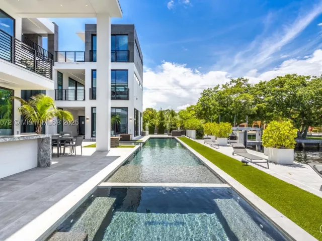 7-bedroom home for rent in Fort Lauderdale - 1400 Bayview Dr - MondialRealty