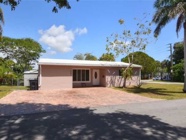 Home for sale at 981 SW 32nd St - photo 5891035