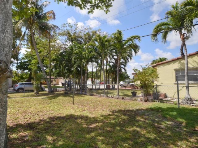 Home for sale at 981 SW 32nd St - photo 5891037