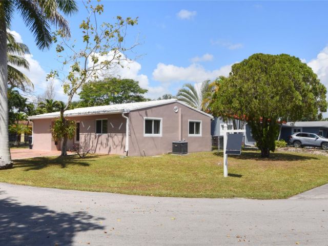 Home for sale at 981 SW 32nd St - photo 5891051