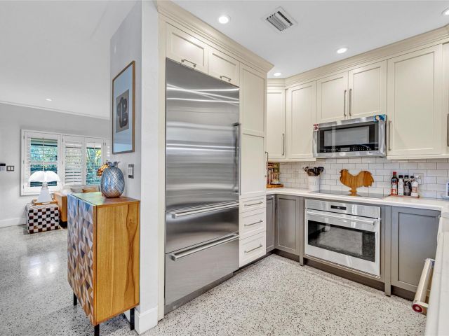 Home for sale at 1600 NE 16th St - photo 5780584