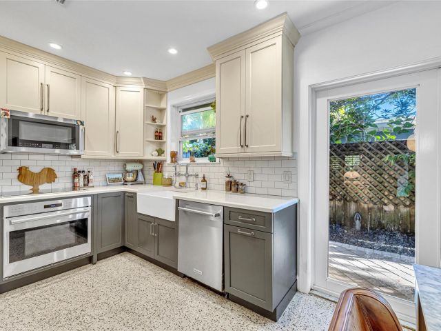 Home for sale at 1600 NE 16th St - photo 5780585