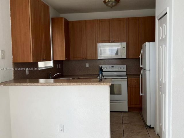 Home for rent at 2712 SE 15th Pl 148 - photo 5788171