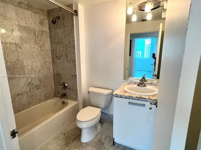 2-bedroom condo for sale in Miami - 244 Biscayne Blvd 2609 - MondialRealty